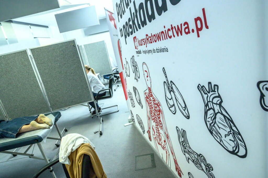 First-aid course room with a kursyRatownictwa.pl wall graphic